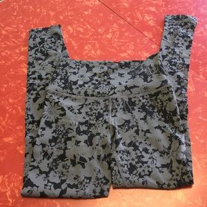 Like new lululemon 7/8th leggings sz 6